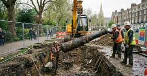Operários da construção civil no norte da Inglaterra estavam escavando em terreno comum quando acharam um canhão de 2.200 libras que pode estar enterrado há mais de 300 anos