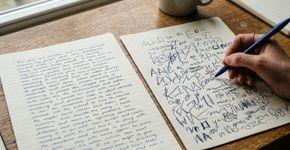 Os especialistas em psicologia e grafologia afirmam: As pessoas que escrevem misturando letras minúsculas e maiúsculas demonstram uma necessidade de diferenciação