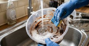 Jogar água quente no pote engordurado: veja para que serve e por que os confeiteiros recomendam