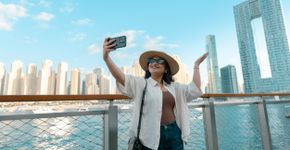 Viajar na era do scroll: 4 em cada 10 turistas visitam atrações somente para produzir conteúdo