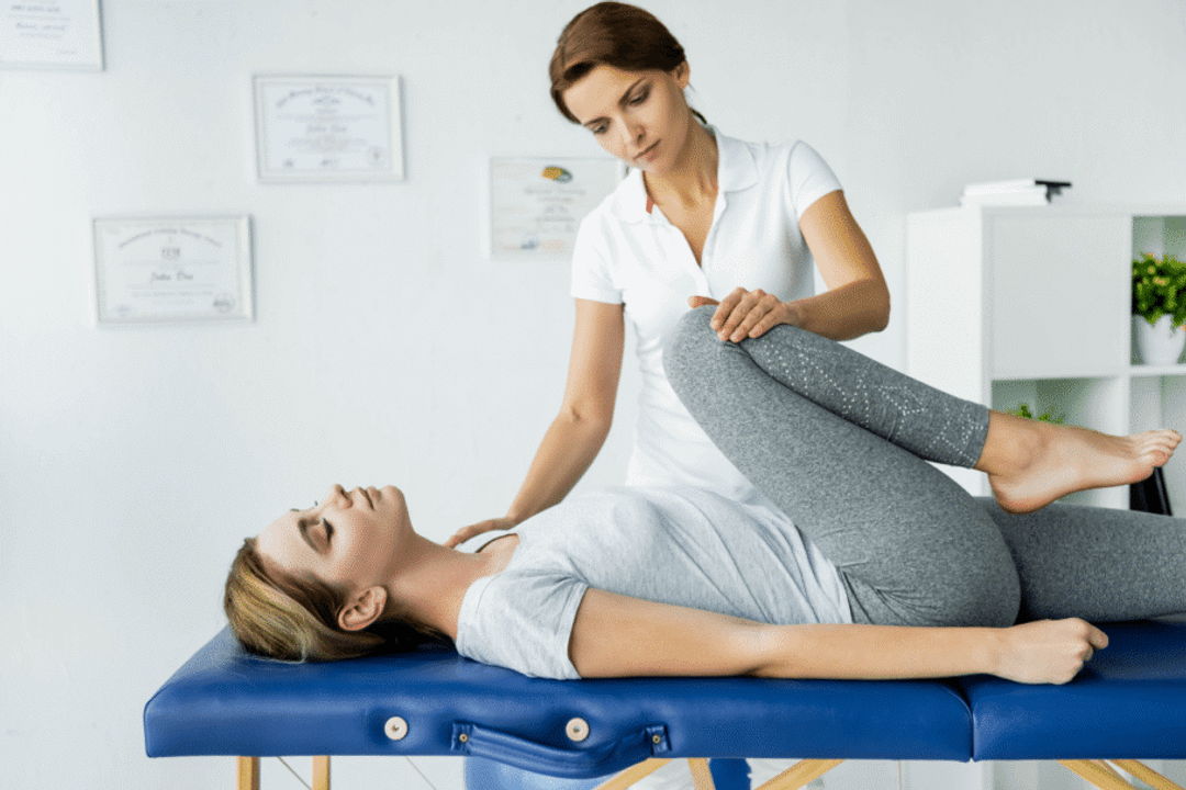 A fisioterapia íntima avalia movimento, coordenação muscular, impacto e respiração durante os exercícios para tratar escapes de urina (Imagem: LightField Studios | Shutterstock)