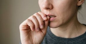 O que significa roer unhas em momentos de tédio, segundo a psicologia comportamental