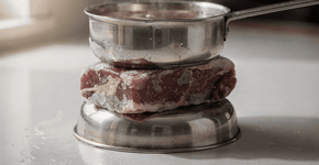 Não aqueça carne congelada no micro-ondas, apenas coloque-a desse jeito ela descongelará em 10 minutos