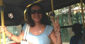 Giulia Gam reaparece subindo morro no RJ de mototáxi
