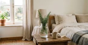 Qual a finalidade de colocar um vaso de alecrim no quarto e por que isso é recomendado?