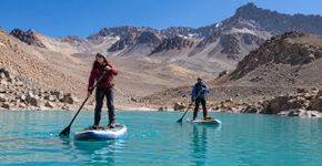 Casal sobe montanha no Chile carregando pranchas nas costas e consegue remar numa lagoa a 6.370 metros de altitude, estabelecendo recorde mundial