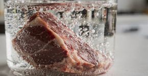 A carne ficará macia como uma nuvem: truque dos chefs com um único copo