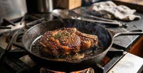 Para formar uma crosta melhor no bife, cozinheiros salgam a carne com pelo menos 45 minutos de antecedência ou apenas momentos antes de colocá-la na frigideira