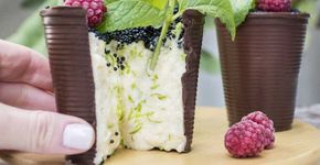 Vaso de chocolate com mousse de limão feito em copo descartável