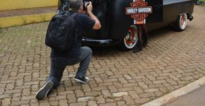 ABCclick faz ensaio fotográfico aberto com carros antigos e modelos fotográficos