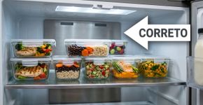Guardar todo o feijão ou a comida que sobrou dentro da própria panela é comum, mas nos Estados Unidos a recomendação é dividir grandes quantidades em recipientes menores e rasos para que esfriem mais rapidamente na geladeira