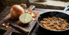 Cebola branca, amarela, roxa ou doce: qual a diferença entre elas e por que a melhor escolha depende de servir crua, caramelizar, grelhar ou cozinhar por mais tempo?