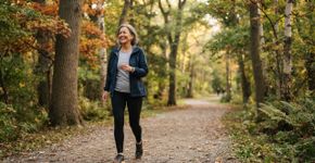 Dois treinadores concordam: “Caminhar 45 minutos por dia aos 50 anos melhora a qualidade de vida, mas o treinamento de força é essencial para retardar o envelhecimento.”
