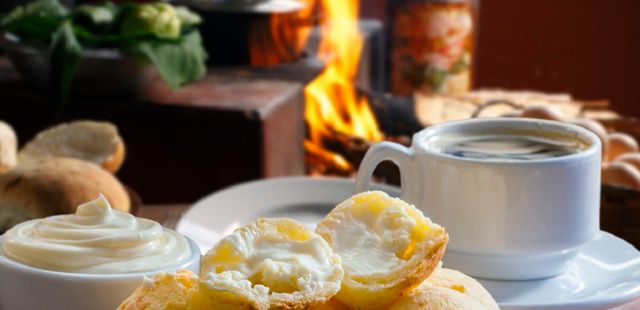 Pão de queijo com cheddar: cremosidade e sabor irresistíveis