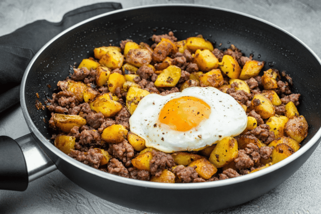 Picadinho de carne moída com batata e ovo (Imagem: Mironov Vladimir | Shutterstock)