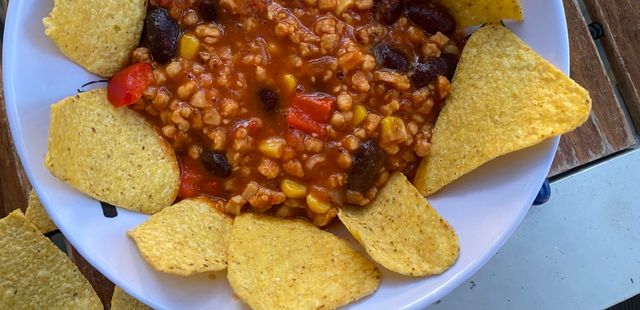 Esta receita de chili vegetariano é irresistível; aprenda a fazer