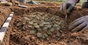 Um campo revelou 22 mil moedas romanas tão próximas umas das outras que o achado entrou para a lista dos maiores do antigo Império