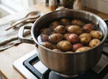 Featured side: As batatas não são mais cozidas direto em água fervente. O novo método é muito mais prático