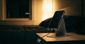 Carregar o celular até 100% toda noite detona a vida útil da bateria e faz você gastar com carregador novo antes do tempo