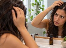 Featured side: Pingue algumas gotas deste óleo natural antes da lavagem e descubra como ele pode ajudar a reduzir o desconforto no couro cabeludo