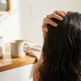 Featured mobile: 5 benefícios de usar chá de alecrim para o cabelo