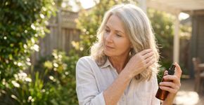 Cabelos brancos e loiros sofrem mais com o sol: dermatologista explica por que a falta de melanina deixa os fios mais vulneráveis aos raios UV