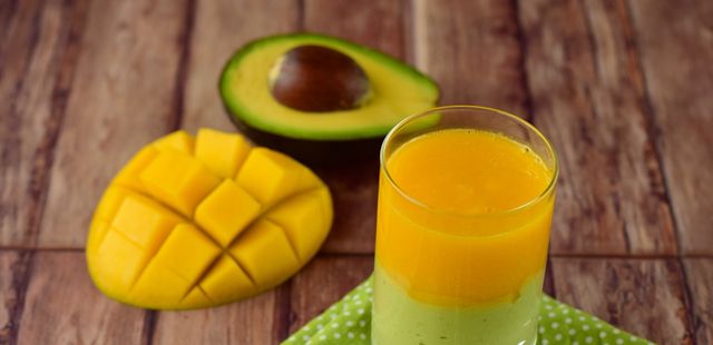 Faça um smoothie de abacate e manga incrível