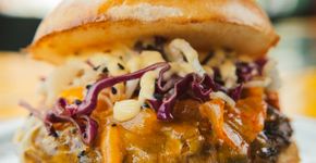 Sucesso no delivery da Vila Mariana, hambúrguer de wagyu com kimchi do Coringa do Beco agora também está disponível na Vila Madalena