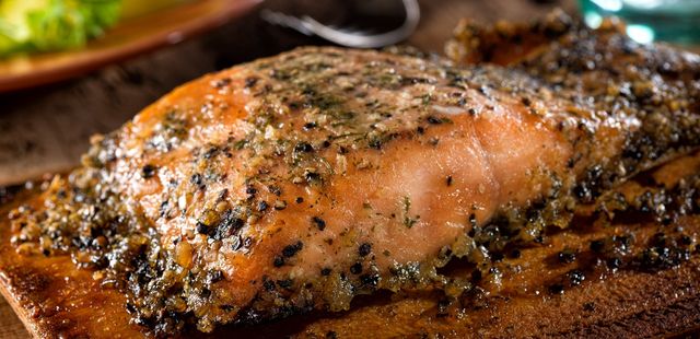 Salmão com crosta de ervas: a delícia do momento