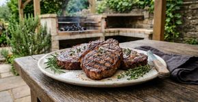Usar o mesmo prato da carne crua para colocar o churrasco pronto é um hábito arriscado: na Nova Zelândia, a orientação é separar pratos e utensílios ou lavá-los bem antes de receber a comida já cozida