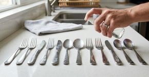 Borrifar vinagre em garfos, facas e colheres: por que é recomendado e para que serve