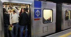 Com salários atrasados, funcionários de limpeza da linha 1-Azul do Metrô entram em greve
