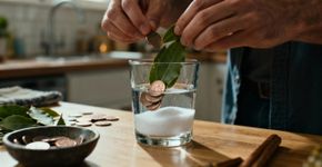 Vendas em alta com a simpatia da agua, açúcar, louro e moedas