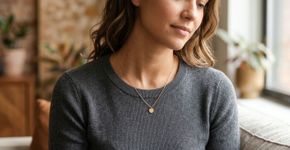 O colar dourado delicado que virou detalhe obrigatório nos looks femininos de 2026