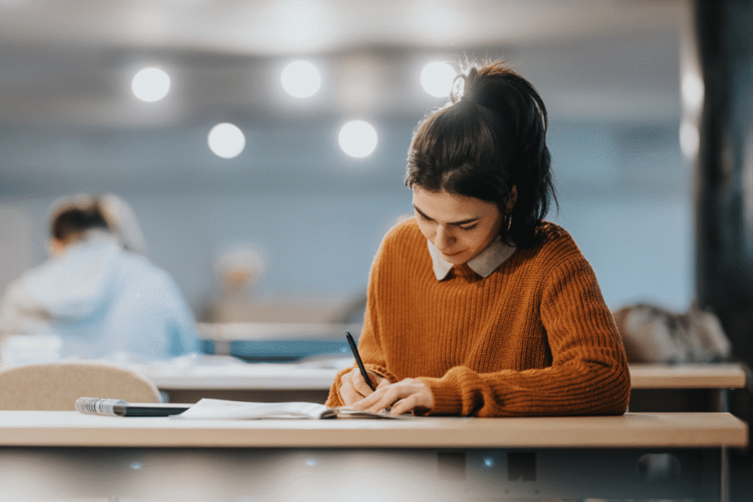 Respeitar os momentos de cansaço pode ajudar a preservar a concentração e tornar o estudo mais produtivo (Imagem: Gorgev | Shutterstock)