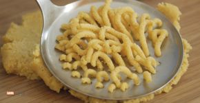 Passatelli: aprenda a fazer macarrão de farinha de rosca