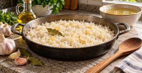 Os cozinheiros espanhóis concordam: “O arroz branco não é feito com água, mas em uma panela, com duas xícaras de caldo, 3 dentes de alho, azeite de oliva e uma folhinha de louro.”