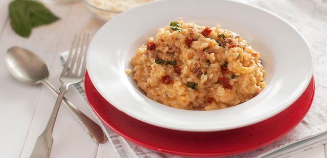 Risoto de tomate seco com rúcula é o prato sofisticado que vai conquistar você