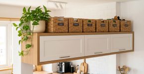 Cozinha pequena? 5 itens que você deve colocar em cima do armário para liberar as bancadas agora
