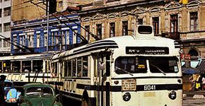 Passeio de trólebus percorre o centro histórico de São Paulo durante o aniversário da cidade