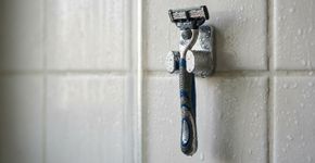 Guardar a lâmina de barbear dentro do box parece prático, mas favorece um ambiente úmido: dermatologistas americanos recomendam deixá-la secar completamente e mantê-la em local seco