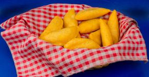 Já provou pastel de angu? Aprenda a fazer essa receita tradicional mineira em casa