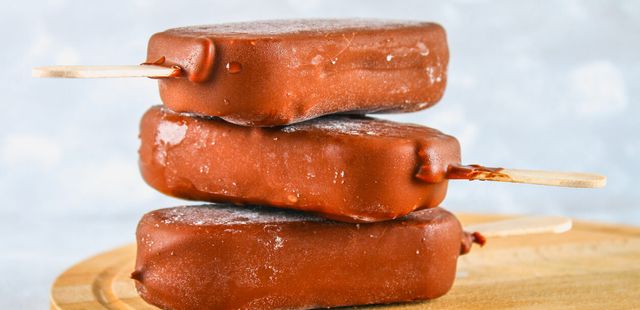 Picolé de caqui leva apenas 2 ingredientes e é saudável para este calorão