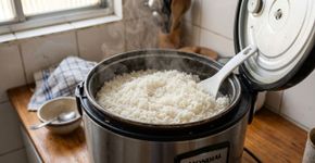 O arroz sempre gruda no fundo da panela elétrica quando cozinha? Aqui vão duas dicas da minha mãe: faça o arroz soltinho e evite o desperdício