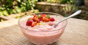 Bata manga e morango congelados com iogurte grego e creme de leite: em 10 minutos, a mistura vira um sorvete cremoso que pode ser servido na hora
