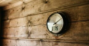 Sauna mais quente não significa sauna melhor: na Finlândia, 70 °C a 80 °C é apontado como intervalo mais eficiente, e reunir todos para usar o ambiente na mesma sessão evita manter o aquecedor ligado sem necessidade