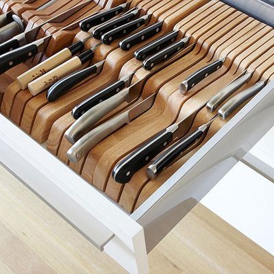 Coloque as facas em uma gaveta com repartições especiais - Imagem: Better Homes Gardens/bhg.com