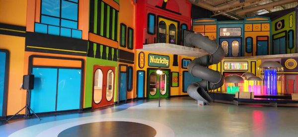 Jota City é uma cidade cenográfica com 12 ambientes para oficinas de culinária, pintura e criação