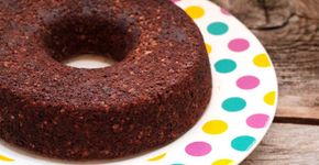 Bolo de banana com casca e aveia