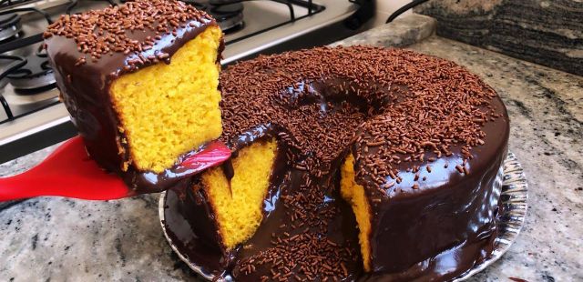 Bolo vulcão de cenoura com chocolate para toda a família